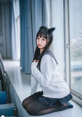 年轻的妈妈观看